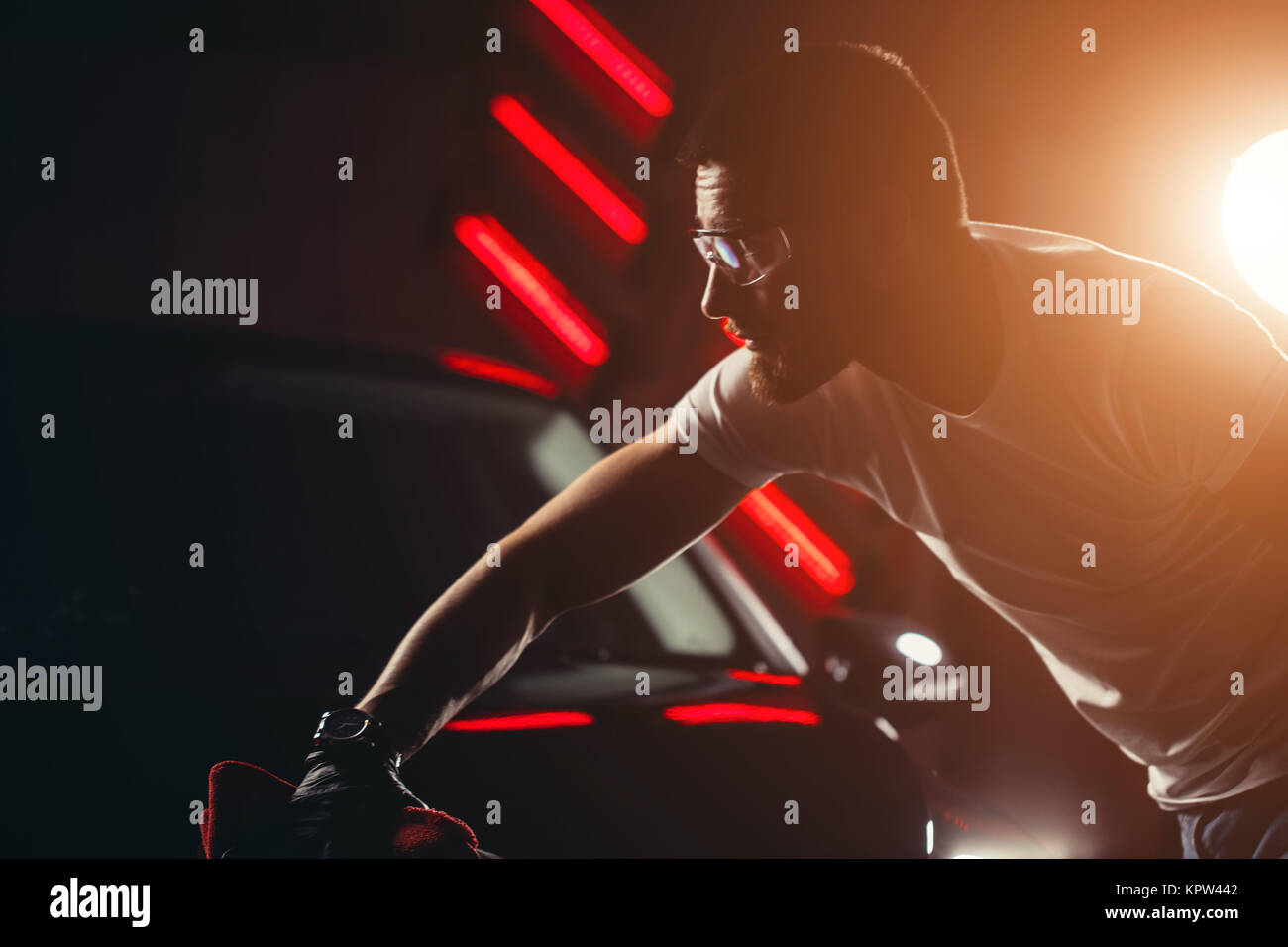 Uomo Macchina di pulizia con un panno in microfibra, auto che dettaglia o concetto valeting Foto Stock