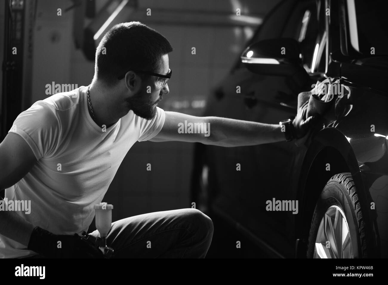 Uomo Macchina di pulizia con un panno in microfibra, auto che dettaglia o concetto valeting Foto Stock