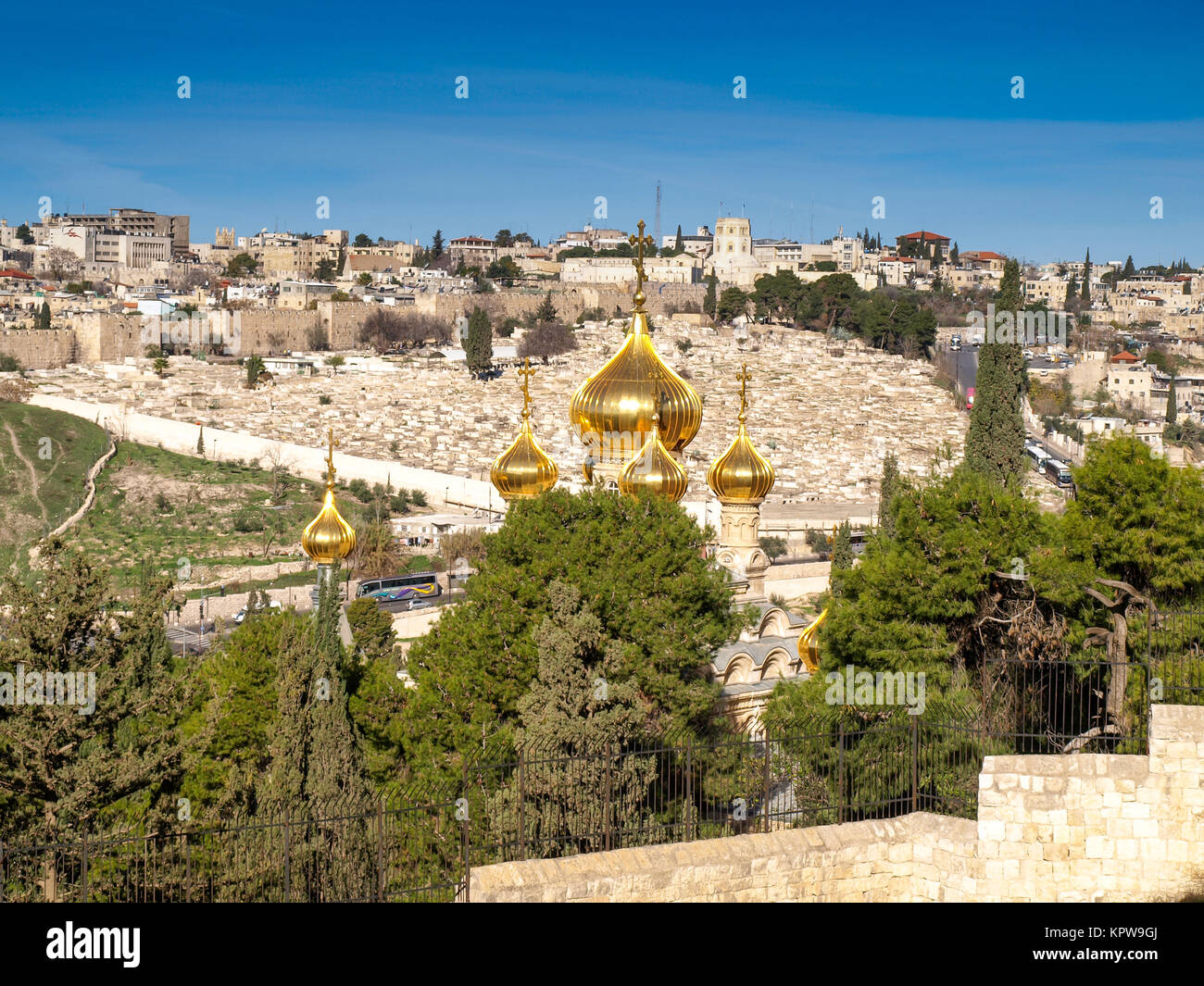 La città di Gerusalemme con la cipolla dorata delle cupole della chiesa di Maria Maddalena in primo piano. Foto Stock