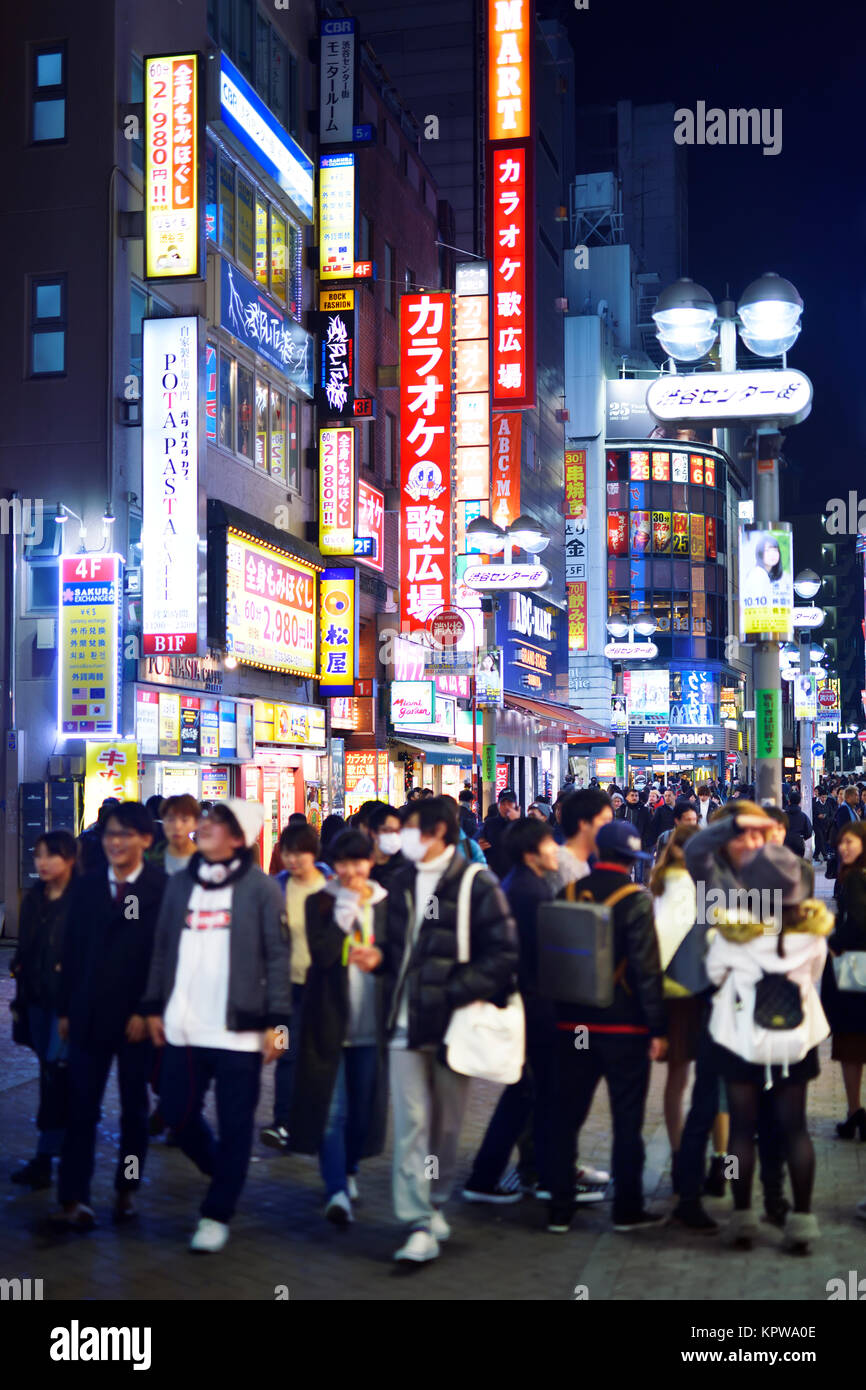 I giovani di notte per le strade di Tokyo, Shibuya, Udagawacho con brillanti colorate luci di strada e insegne. Il Tokyo City vita notturna, Giappone 20 Foto Stock