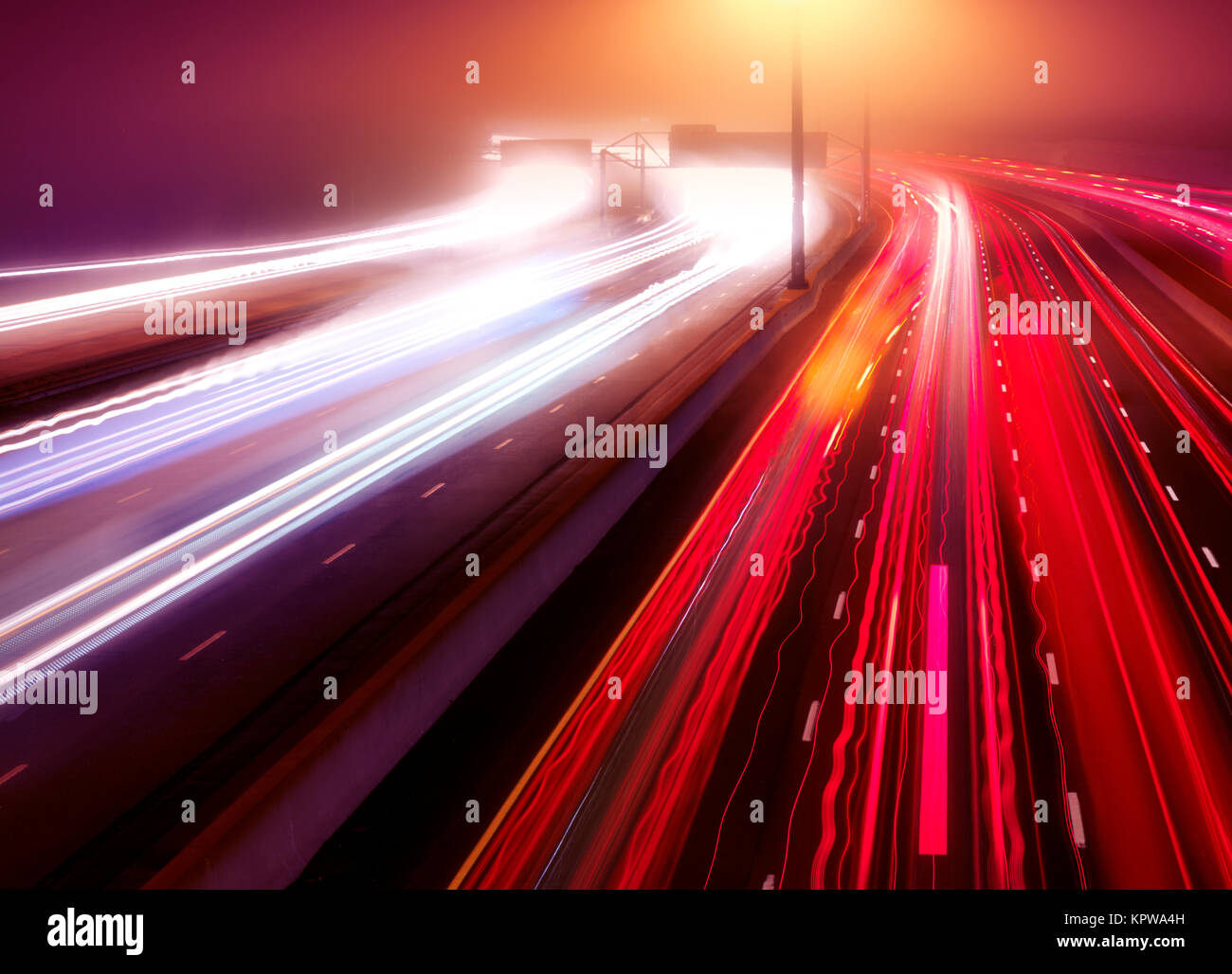 Abstract artistico semaforo sentieri. Autostrada trafficata il traffico su una notte nebbiosa, Highway 401, Toronto, Ontario, Canada. Foto Stock