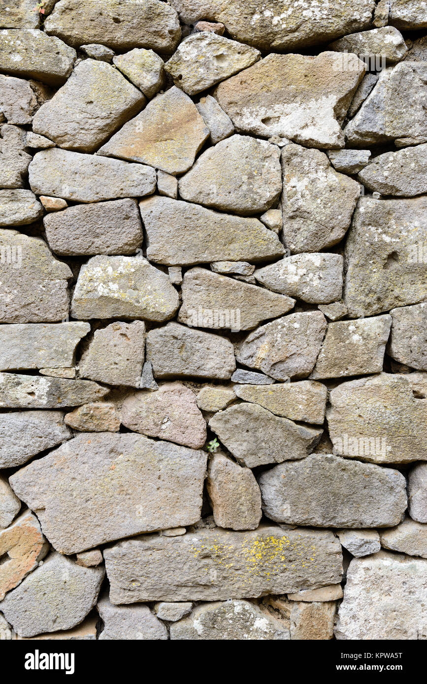 Antico muro di pietre costruita con blocchi di trachite e tufo.Texture Foto  stock - Alamy