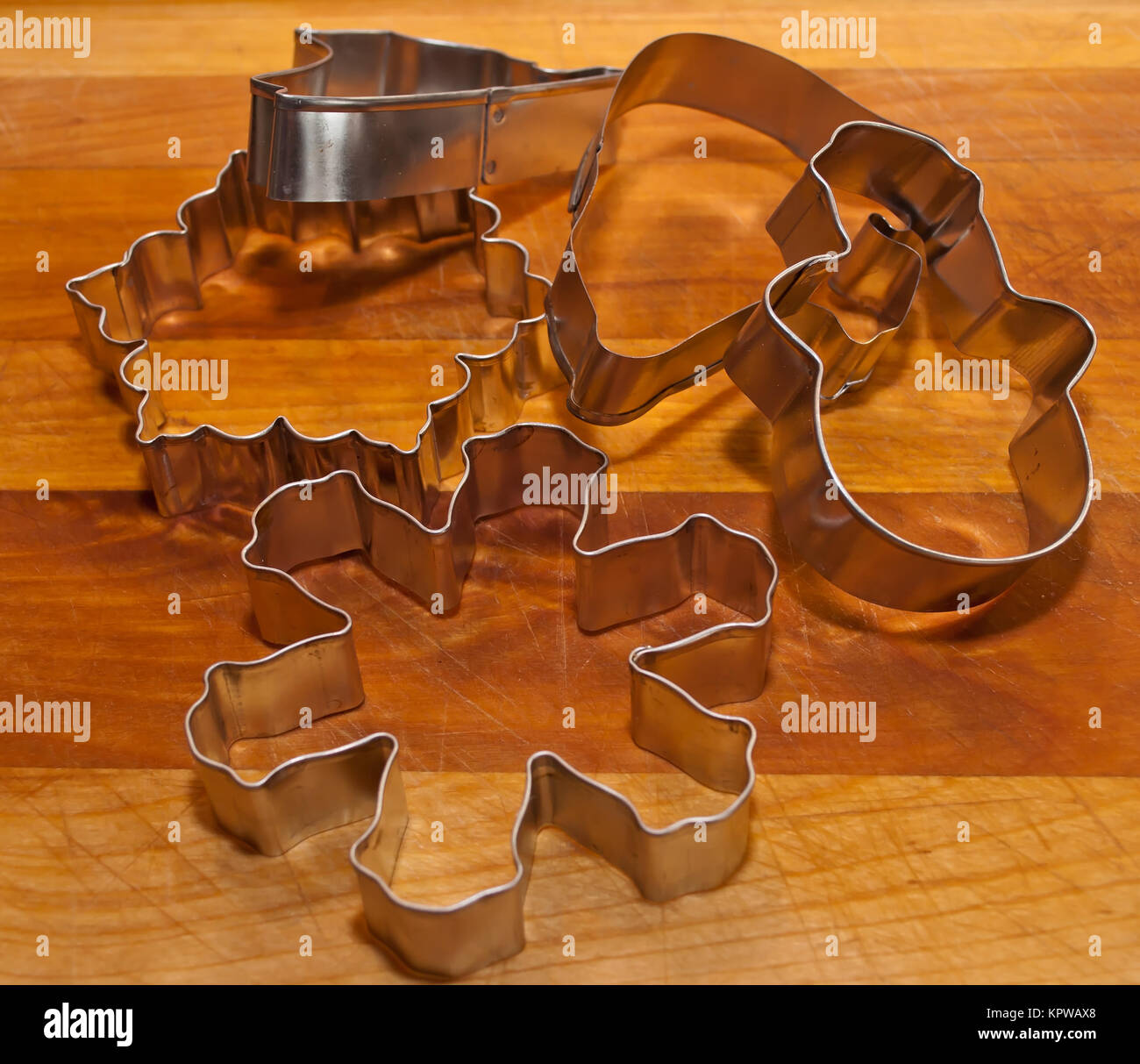 Cinque cookie cutters insieme su di un tagliere di legno Foto Stock