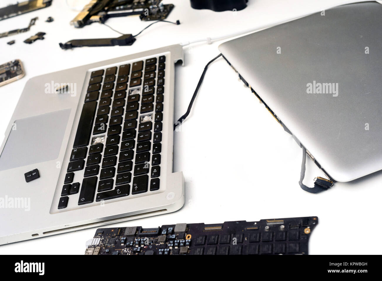 Rotture di componenti di un macbook apple ipad computer su uno sfondo bianco con un area copyspace per la riparazione di un computer le idee di design Foto Stock