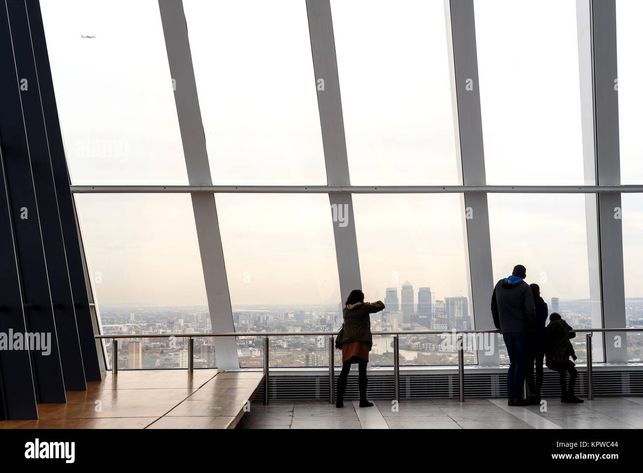 Le persone all'interno della visualizzazione del Sky Garden Cafe al trentacinquesimo piano di 20 Fenchurch Street a Londra Foto Stock