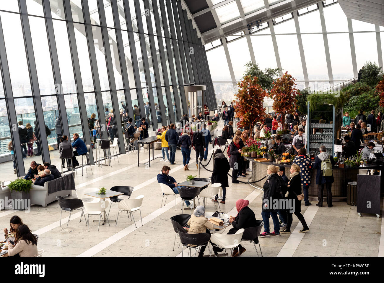 Le persone all'interno della visualizzazione del Sky Garden Cafe al trentacinquesimo piano di 20 Fenchurch Street a Londra Foto Stock