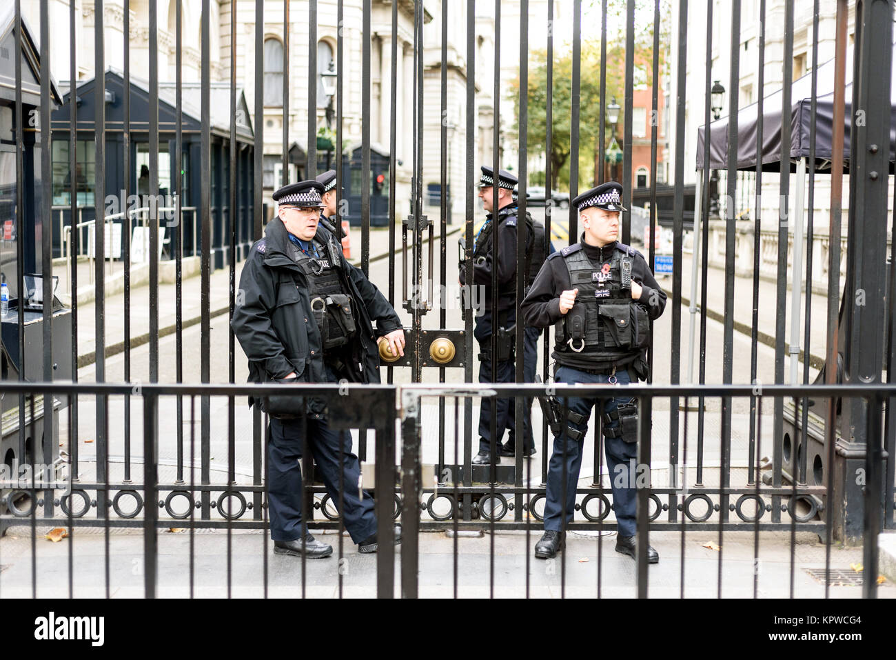Poliziotti armati fuori dalle porte di 10 Downing Street a Londra per fornire protezione contro il famoso governo di Londra punto di riferimento Foto Stock