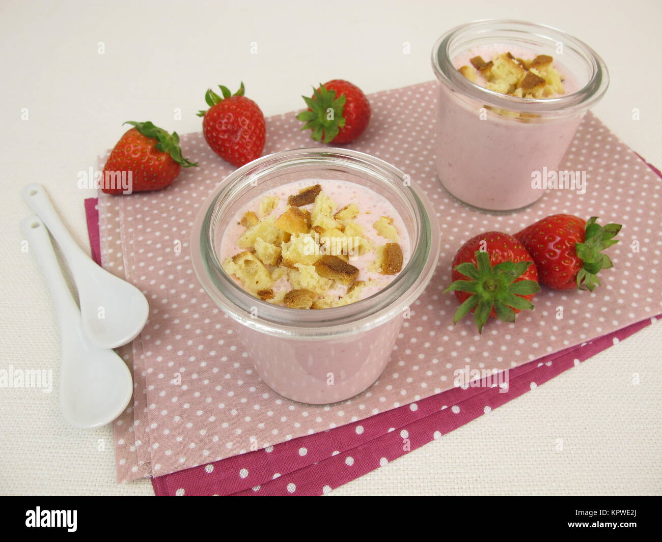 Cheesecake alla fragola agitare con pangrattato Foto Stock