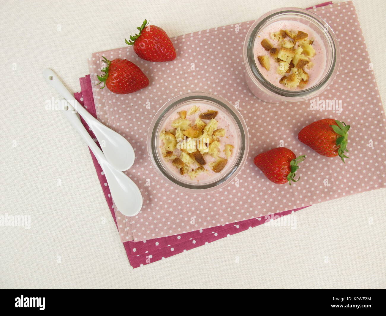 Cheesecake alla fragola agitare con pangrattato Foto Stock