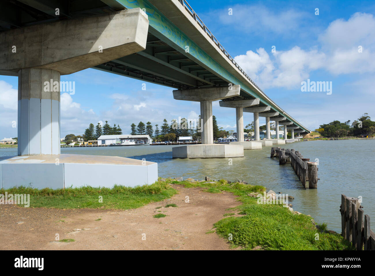 Ponte tra Goolwa e Hindmarsh Island, attraversando il Fiume Murray, Sud Australia da Hindmarsh Island rivolta Goolwa. Parte di Fleur Foto Stock