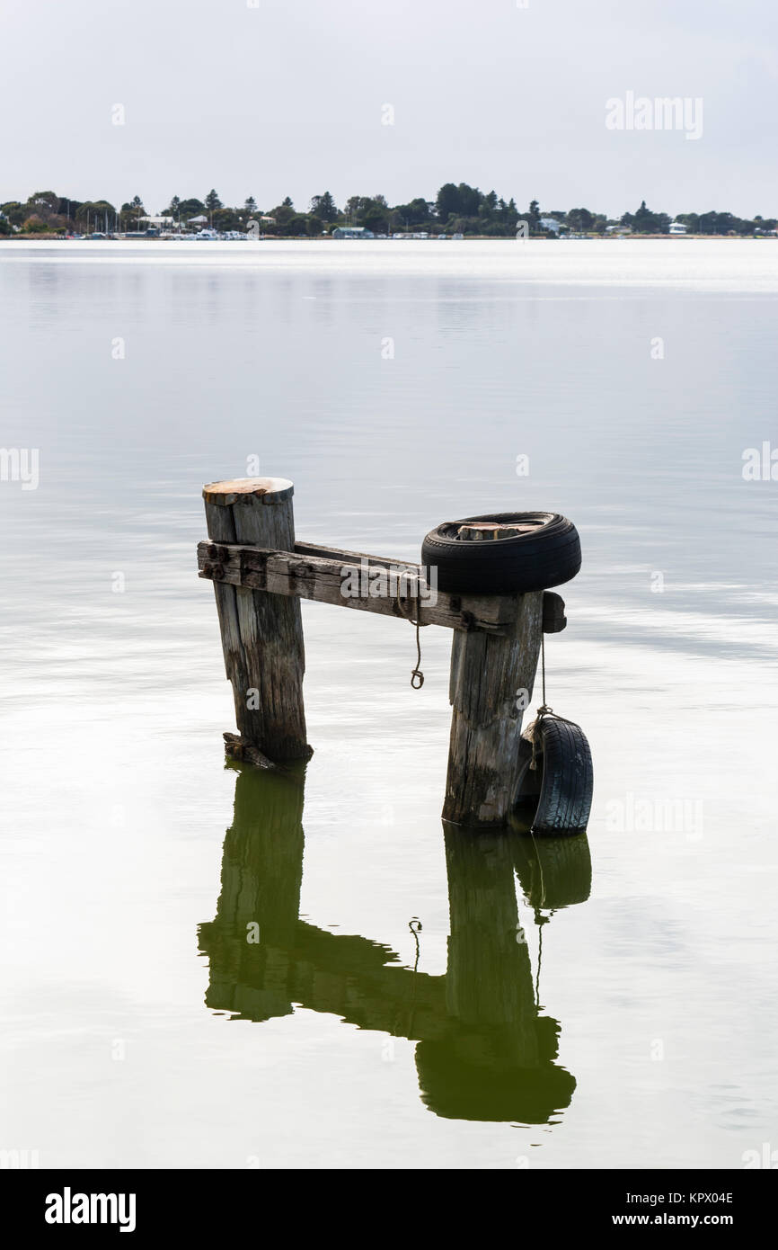 Barca posti di ormeggio e di riflessione di nuovo il ancora acqua del fiume Murray, Goolwa, Sud Australia. Parte della penisola di Fleurieu. Ritratto Orienta Foto Stock