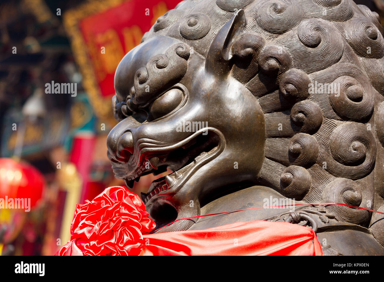 Leone di Bronzo nel tempio cinese Foto Stock