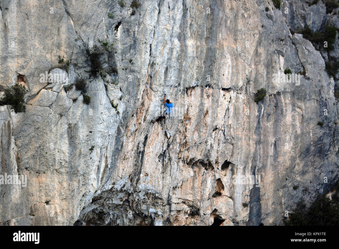 L'uomo la scalata di una rupe Foto Stock