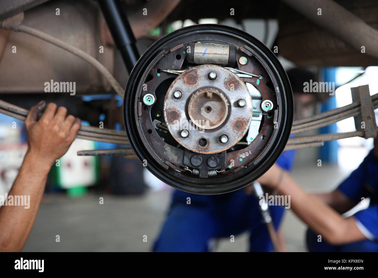 Tamburo del meccanismo del freno della ruota auto in garage Foto Stock