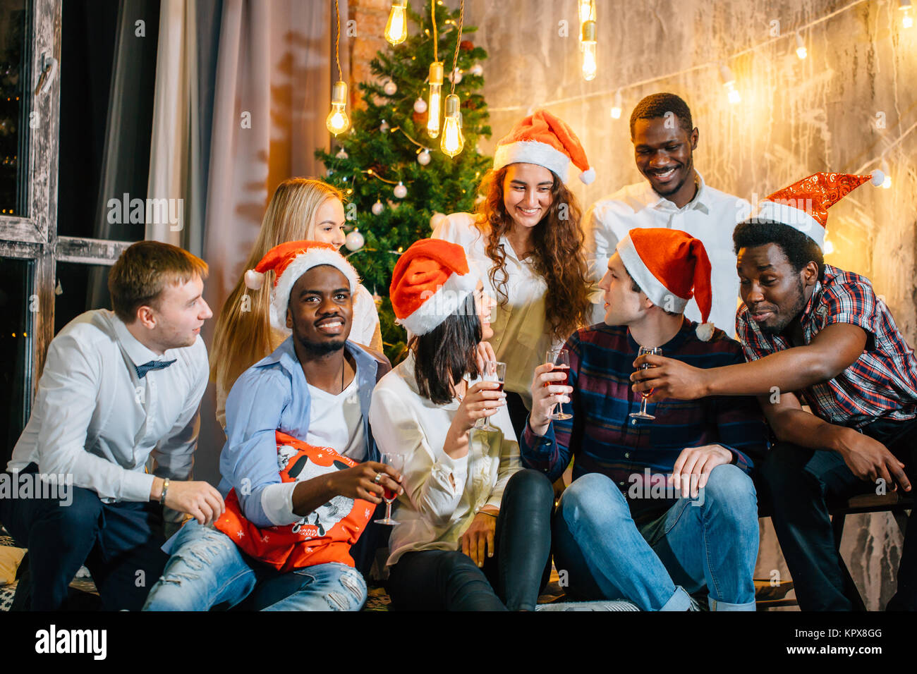 Festa di Natale amici a avente bere e divertimento Foto Stock