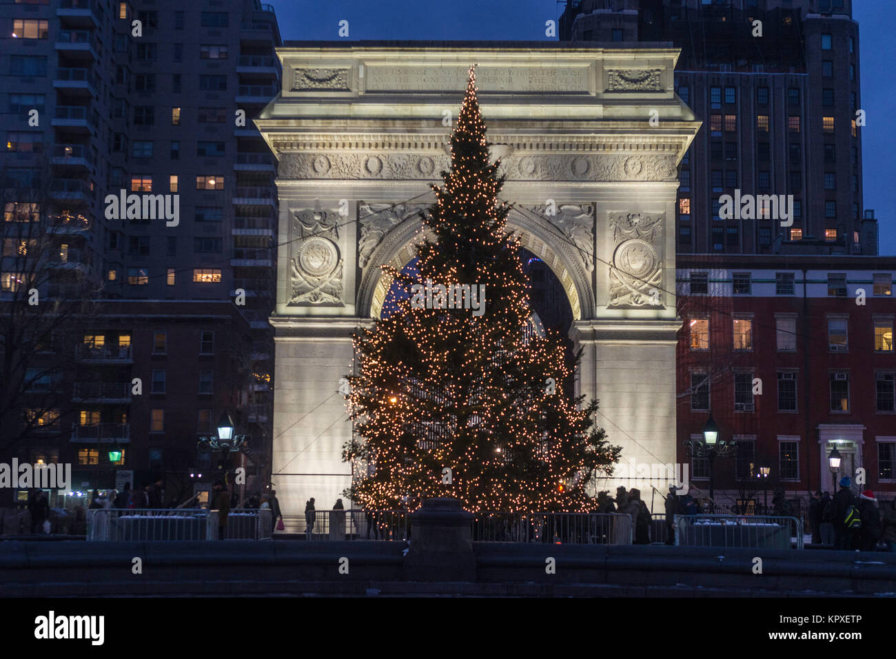 New York, NY, STATI UNITI D'AMERICA 16 Dicembre 2017 - Annuale di albero di Natale in Washington Square Park. CREDIT ©Stacy Rosenstock Walsh Foto Stock