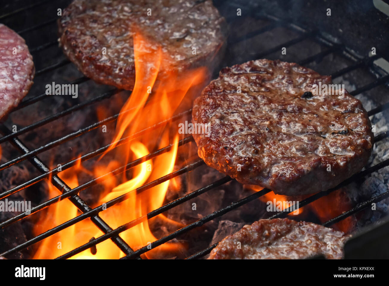 Hamburger di carne per hamburger alla griglia su griglia di fiamma Foto Stock