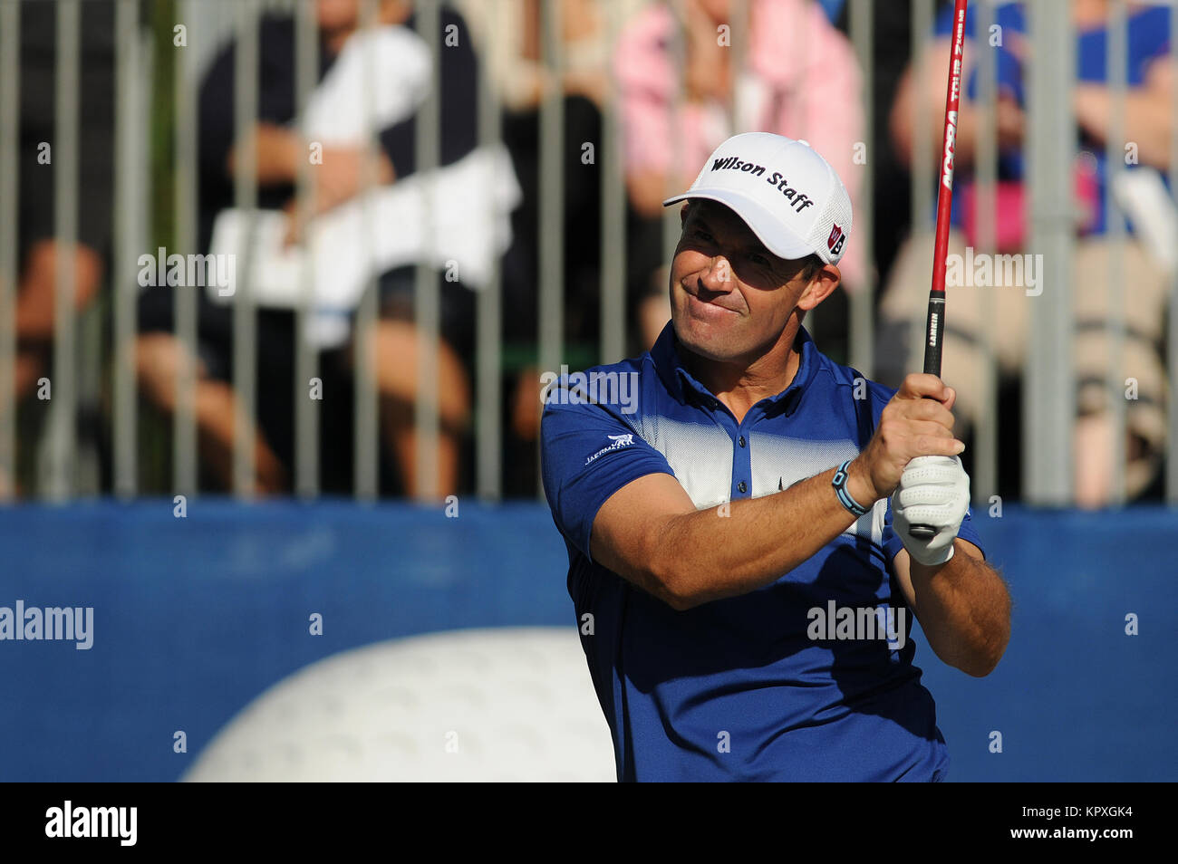 Orlando, Stati Uniti. Xvi Dec, 2017. Padraig Harrington tees off sul primo foro durante il primo round del 2017 PNC padre figlio sfida torneo di golf sul dicembre 16, 2017 al Ritz Carlton Golf Club a Orlando in Florida. Credito: Paul Hennessy/Alamy Live News Foto Stock