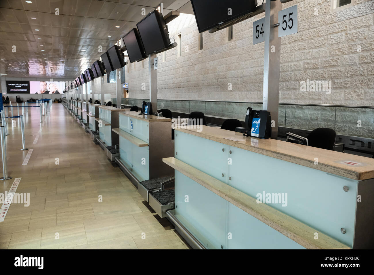 Gerusalemme, Israele. 17 dicembre, 2017. Banchi check in sono abbandonati e i passeggeri in attesa di Tel Aviv Ben Gurion International Airport è paralizzato a causa di una mezza giornata nazionale di sciopero generale indetto dall'Histadrut unione del lavoro alla luce di un piano di ristrutturazione annunciato da Teva Pharmaceuticals (NYSE & costruttiva TASE: TEVA) a licenziare più di un quarto della sua forza lavoro globale, alcuni 14.000 dipendenti, 1.700 di loro in Israele. Credito: Nir Alon/Alamy Live News Foto Stock