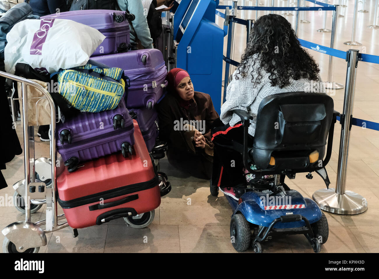 Gerusalemme, Israele. 17 dicembre, 2017. Banchi check in sono abbandonati e i passeggeri in attesa di Tel Aviv Ben Gurion International Airport è paralizzato a causa di una mezza giornata nazionale di sciopero generale indetto dall'Histadrut unione del lavoro alla luce di un piano di ristrutturazione annunciato da Teva Pharmaceuticals (NYSE & costruttiva TASE: TEVA) a licenziare più di un quarto della sua forza lavoro globale, alcuni 14.000 dipendenti, 1.700 di loro in Israele. Credito: Nir Alon/Alamy Live News Foto Stock
