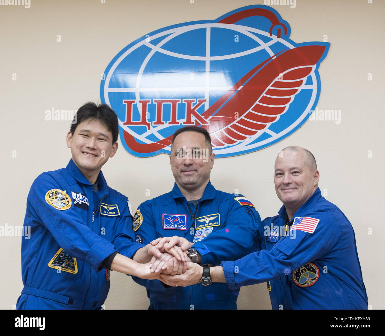 Baikonur in Kazakhstan. Xvi Dec, 2017. Expedition 54 primo equipaggio tecnico di volo Norishige Kanai della Japan Aerospace Exploration Agency (JAXA), destra, Soyuz Commander Anton Shkaplerov di Roscosmos, centro e tecnico di volo Scott Tingle della NASA, destra, posano per una foto a conclusione di una conferenza stampa, Sabato, 16 dicembre 2017 presso il cosmonauta Hotel di Baikonur in Kazakhstan. Expedition 54 Soyuz Commander Anton Shkaplerov di Roscosmos, tecnico di volo Scott Tingle della NASA e tecnico di volo Norishige Kanai della Japan Aerospace Exploration Agency (JAXA) sono pianificati per la Foto Stock