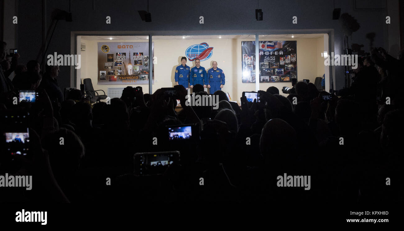Baikonur in Kazakhstan. Xvi Dec, 2017. Expedition 54 primo equipaggio tecnico di volo Norishige Kanai della Japan Aerospace Exploration Agency (JAXA), destra, Soyuz Commander Anton Shkaplerov di Roscosmos, centro e tecnico di volo Scott Tingle della NASA, destra, posano per una foto a conclusione di una conferenza stampa, Sabato, 16 dicembre 2017 presso il cosmonauta Hotel di Baikonur in Kazakhstan. Expedition 54 Soyuz Commander Anton Shkaplerov di Roscosmos, tecnico di volo Scott Tingle della NASA e tecnico di volo Norishige Kanai della Japan Aerospace Exploration Agency (JAXA) sono pianificati per la Foto Stock