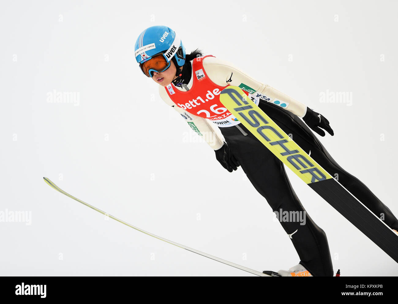 Hinterzarten in Germania. Xvii Dec, 2017. Yuka Seto dal Giappone durante il suo salto alla FIS Ladies Ski Jumping World Cup di Hinterzarten, Germania, 17 dicembre 2017. Credito: Felix Kästle/dpa/Alamy Live News Foto Stock
