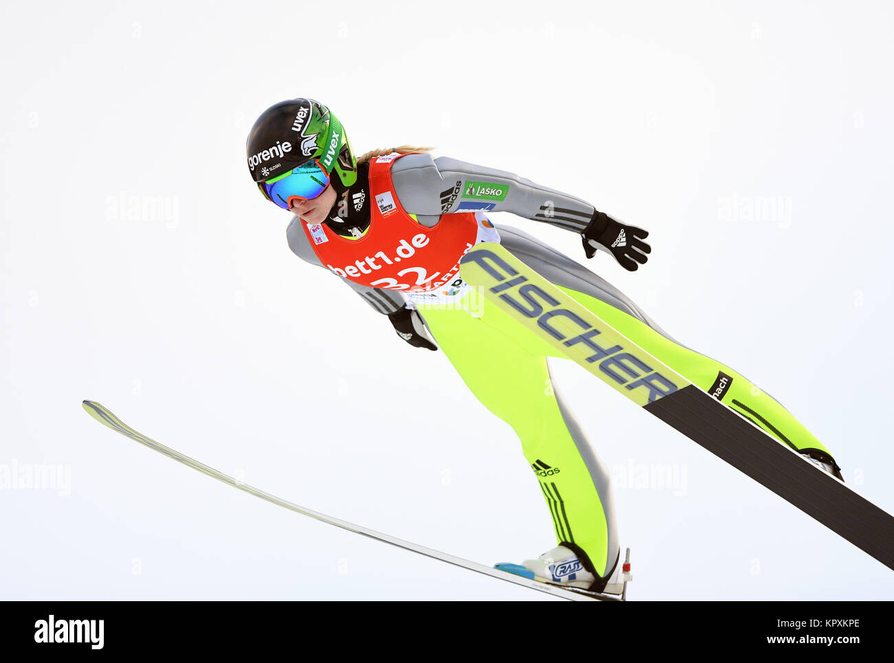 Hinterzarten in Germania. Xvii Dec, 2017. Spela Rogelj dalla Slovenia durante il suo salto alla FIS Ladies Ski Jumping World Cup di Hinterzarten, Germania, 17 dicembre 2017. Credito: Felix Kästle/dpa/Alamy Live News Foto Stock
