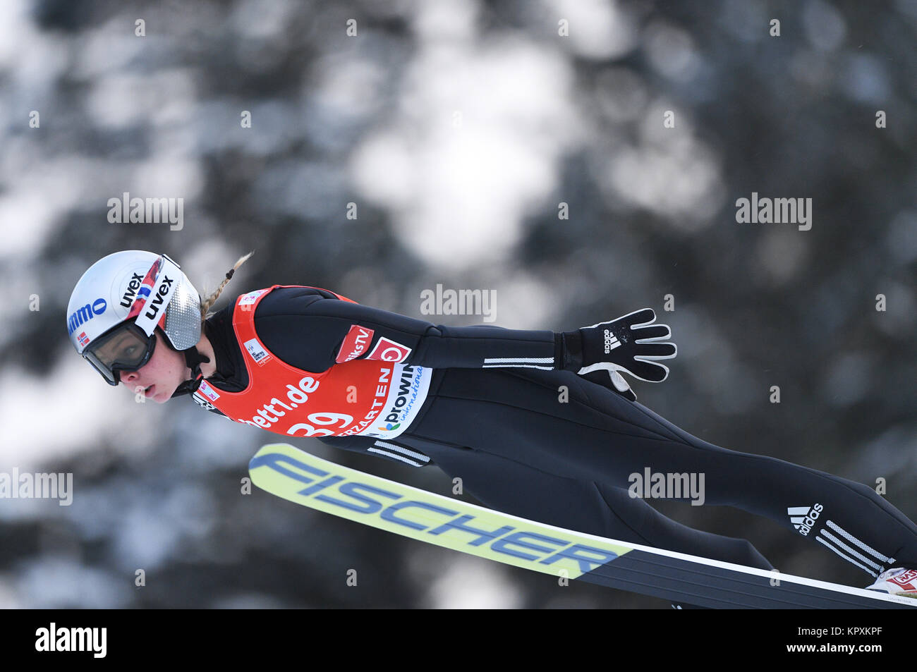 Hinterzarten in Germania. Xvii Dec, 2017. Maren Lundby dalla Norvegia durante il suo salto alla FIS Ladies Ski Jumping World Cup di Hinterzarten, Germania, 17 dicembre 2017. Credito: Felix Kästle/dpa/Alamy Live News Foto Stock