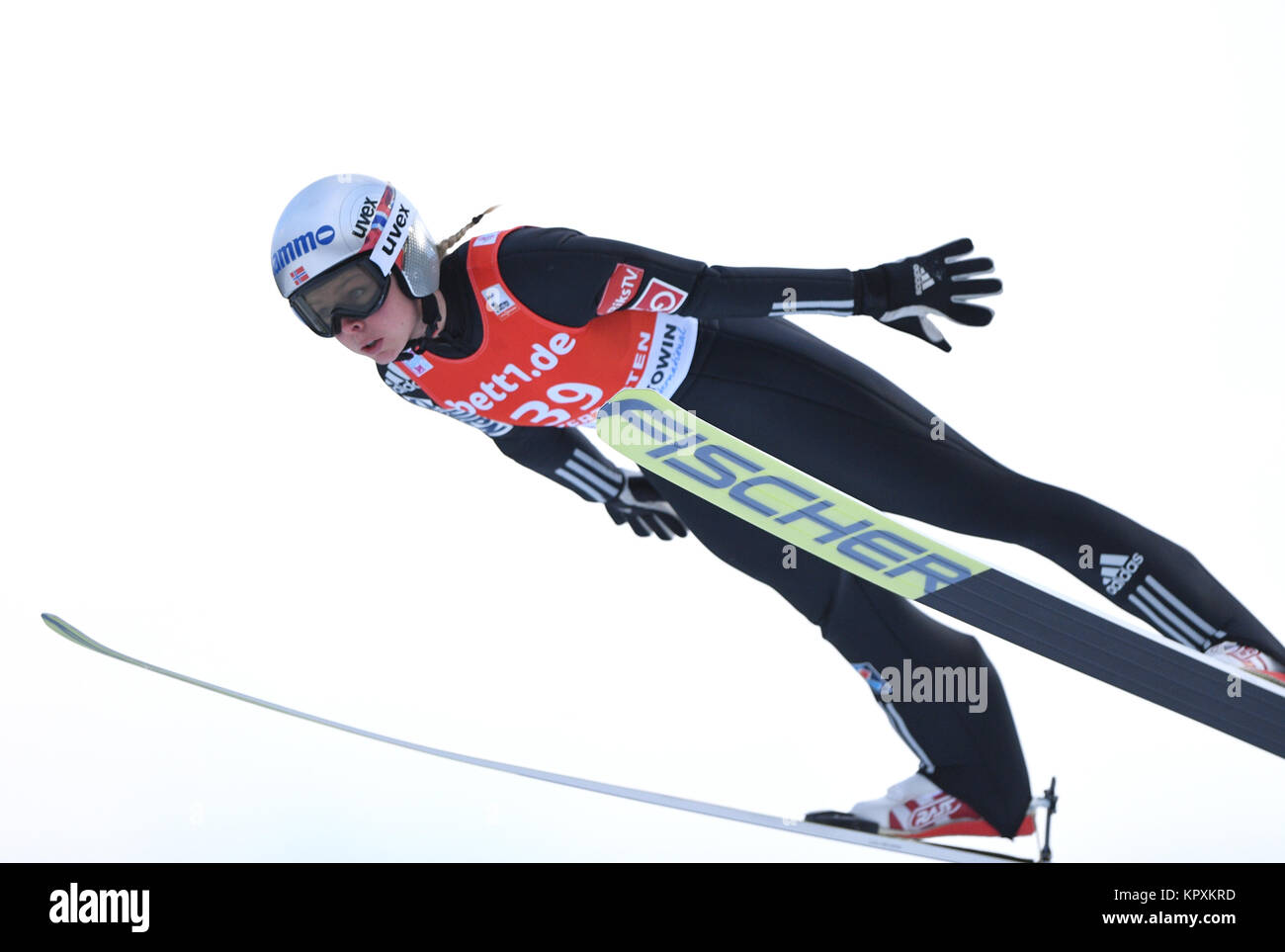 Hinterzarten in Germania. Xvii Dec, 2017. Maren Lundby dalla Norvegia durante il suo salto alla FIS Ladies Ski Jumping World Cup di Hinterzarten, Germania, 17 dicembre 2017. Credito: Felix Kästle/dpa/Alamy Live News Foto Stock