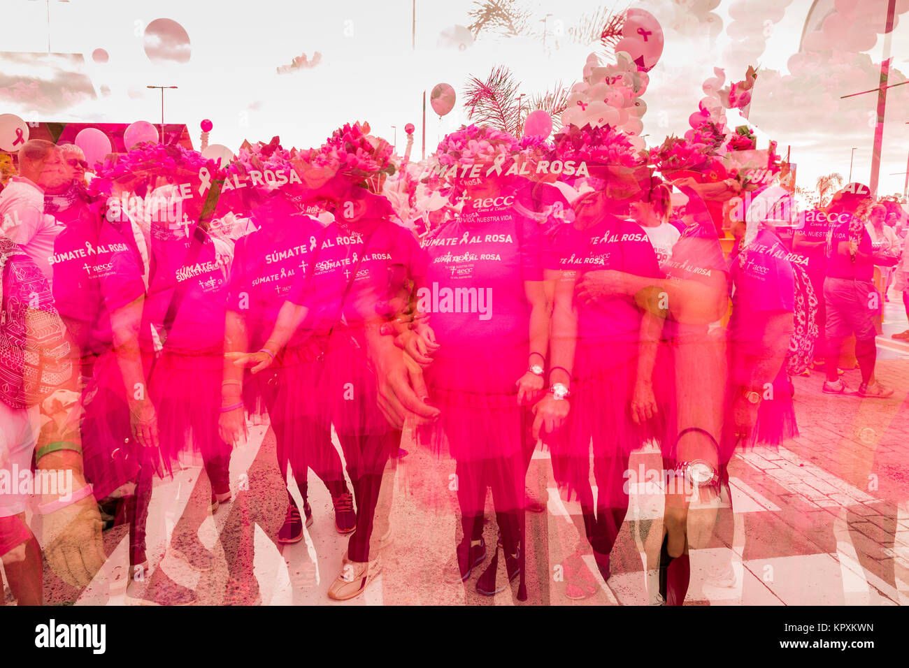 Playa de Las Americas, Tenerife, Spagna. Xvii Dec, 2017. Impressionistica immagini della passeggiata 4 Vita, Carrera Por la vida 2017. Migliaia di rosa rivestita di persone hanno camminato attraverso il villaggio di Playa de Las Americas il sollevamento di oltre € 20.000 euro per il cancro di beneficenza, amate e AECC. Foto Stock