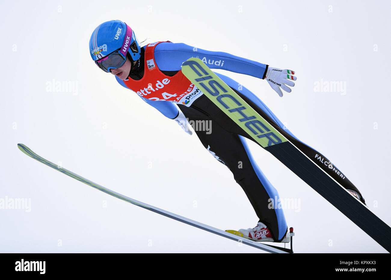 Hinterzarten in Germania. Xvii Dec, 2017. Lara Malsiner dall Italia durante il suo salto alla FIS Ladies Ski Jumping World Cup di Hinterzarten, Germania, 17 dicembre 2017. Credito: Felix Kästle/dpa/Alamy Live News Foto Stock