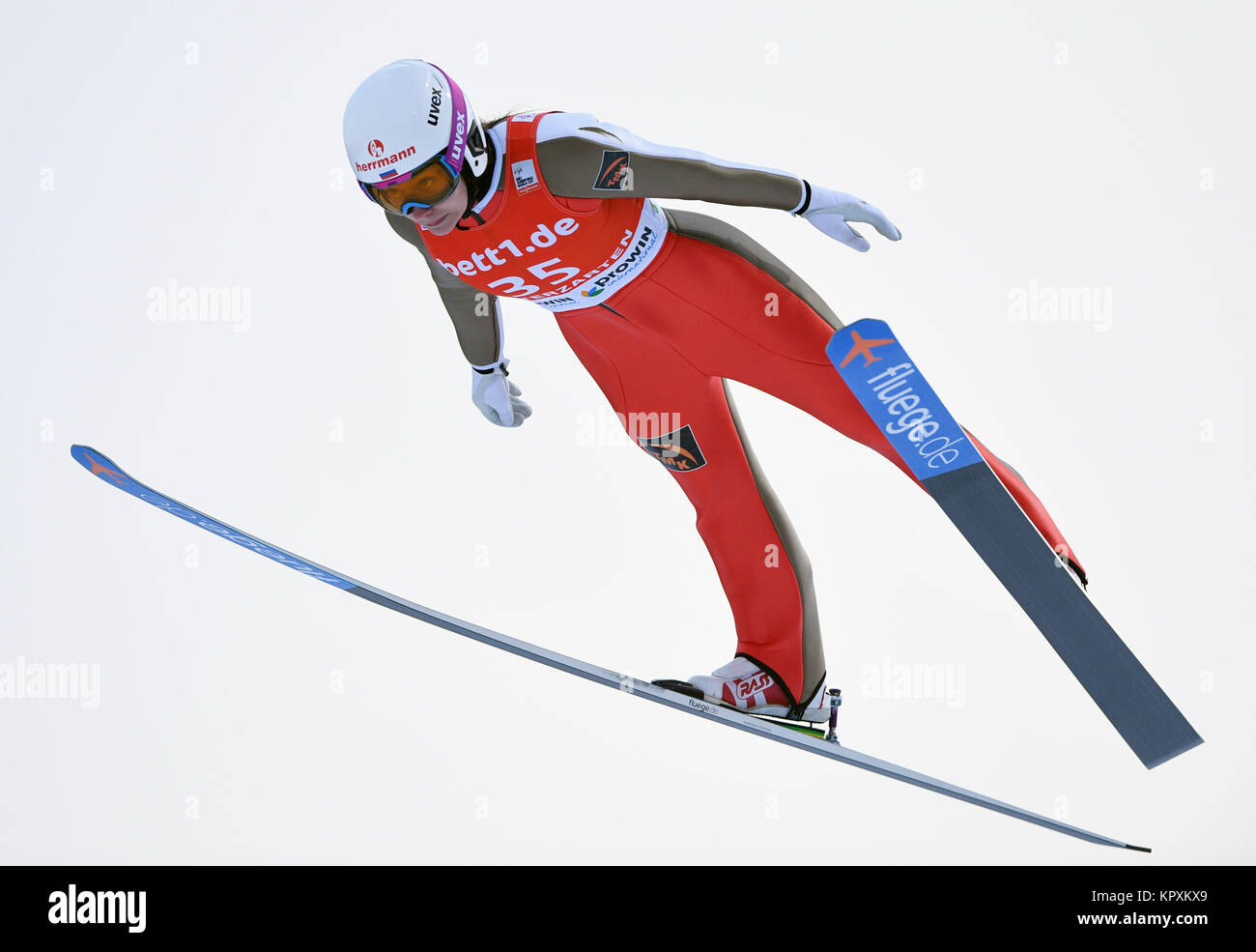 Hinterzarten in Germania. Xvii Dec, 2017. Irina Avvakumowa dalla Russia durante il suo salto alla FIS Ladies Ski Jumping World Cup di Hinterzarten, Germania, 17 dicembre 2017. Credito: Felix Kästle/dpa/Alamy Live News Foto Stock