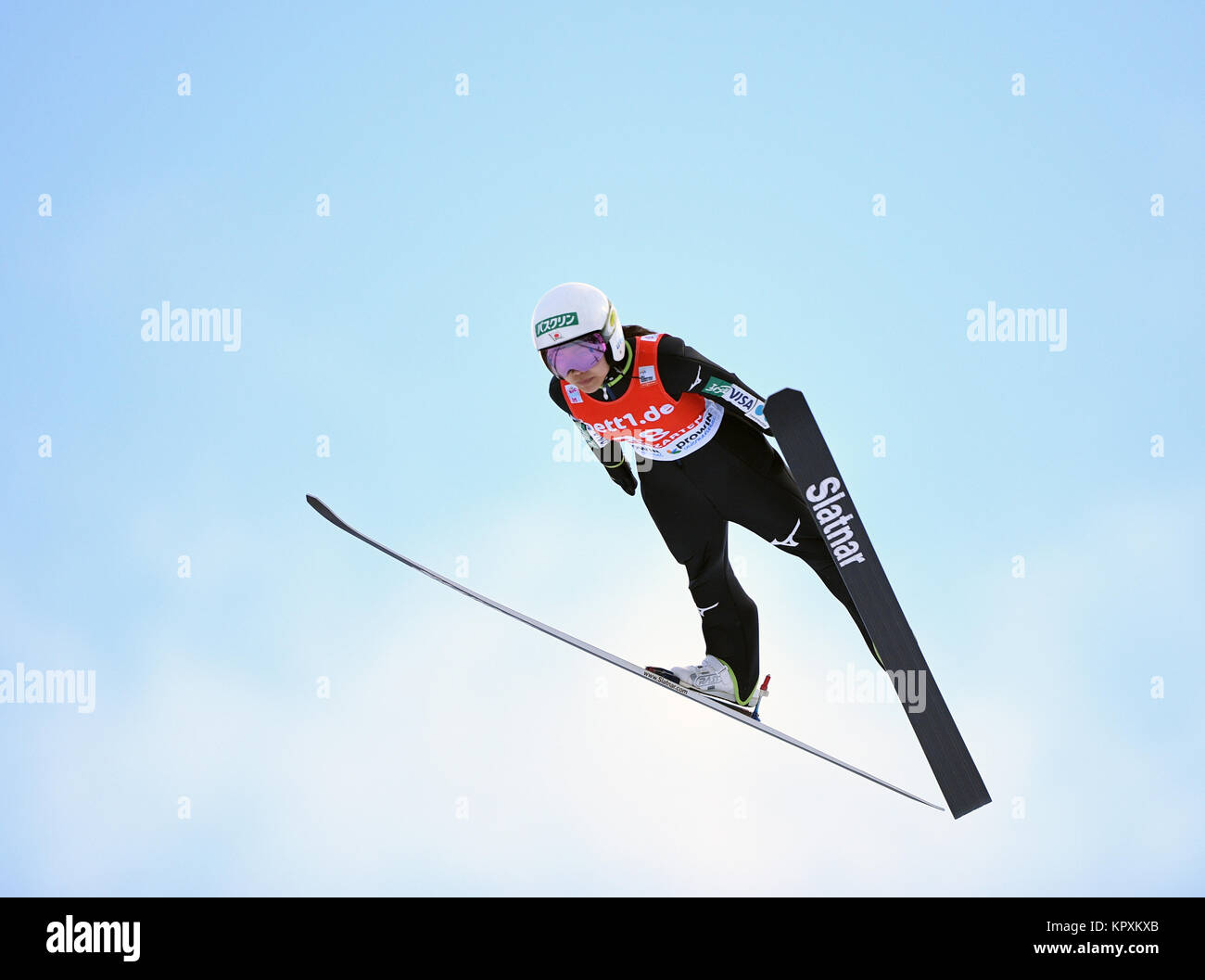 Hinterzarten in Germania. Xvii Dec, 2017. Sara Takanashi dal Giappone durante il suo salto alla FIS Ladies Ski Jumping World Cup di Hinterzarten, Germania, 17 dicembre 2017. Credito: Felix Kästle/dpa/Alamy Live News Foto Stock
