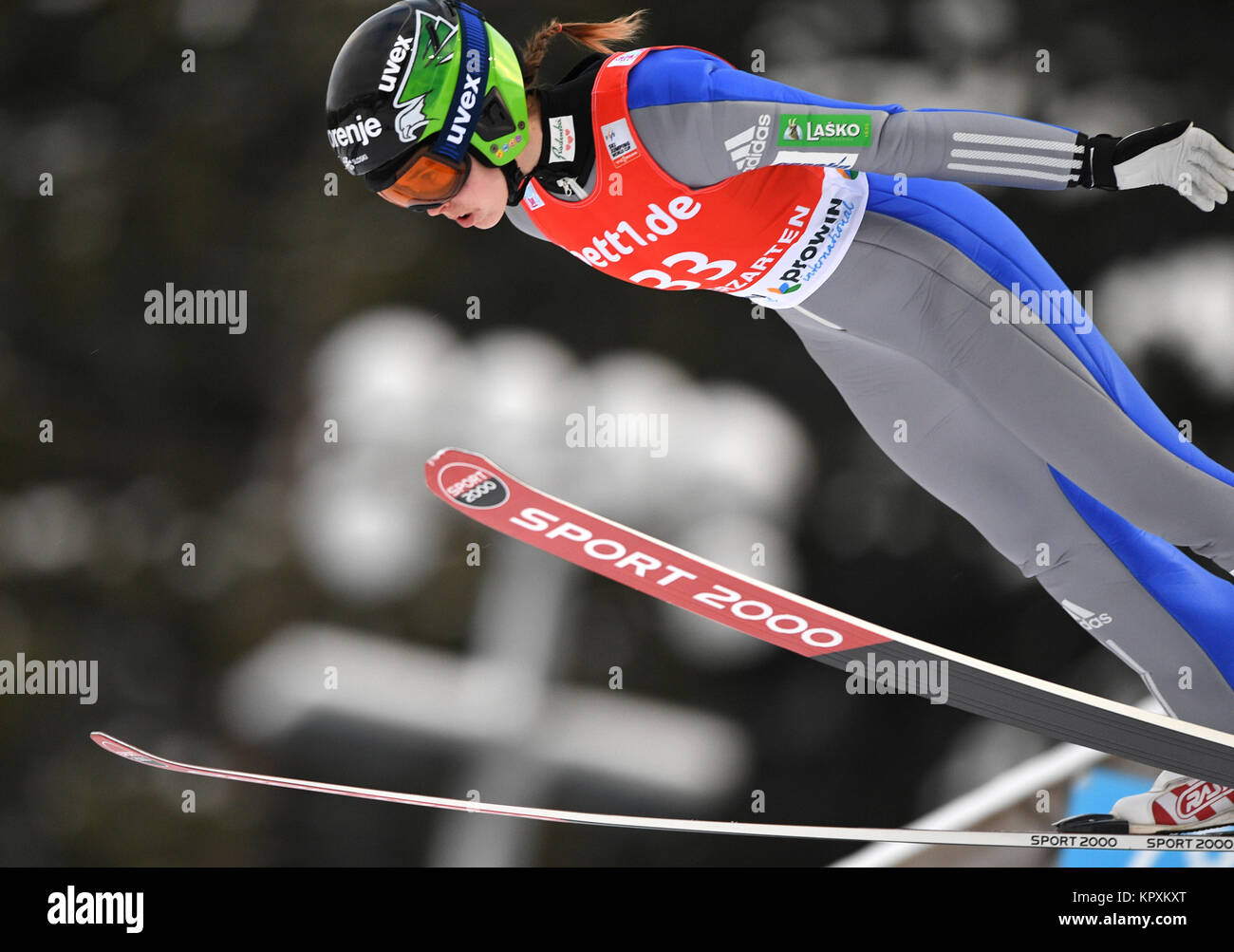 Hinterzarten in Germania. Xvii Dec, 2017. Orsa Bogataj dalla Slovenia durante il suo salto alla FIS Ladies Ski Jumping World Cup di Hinterzarten, Germania, 17 dicembre 2017. Credito: Felix Kästle/dpa/Alamy Live News Foto Stock