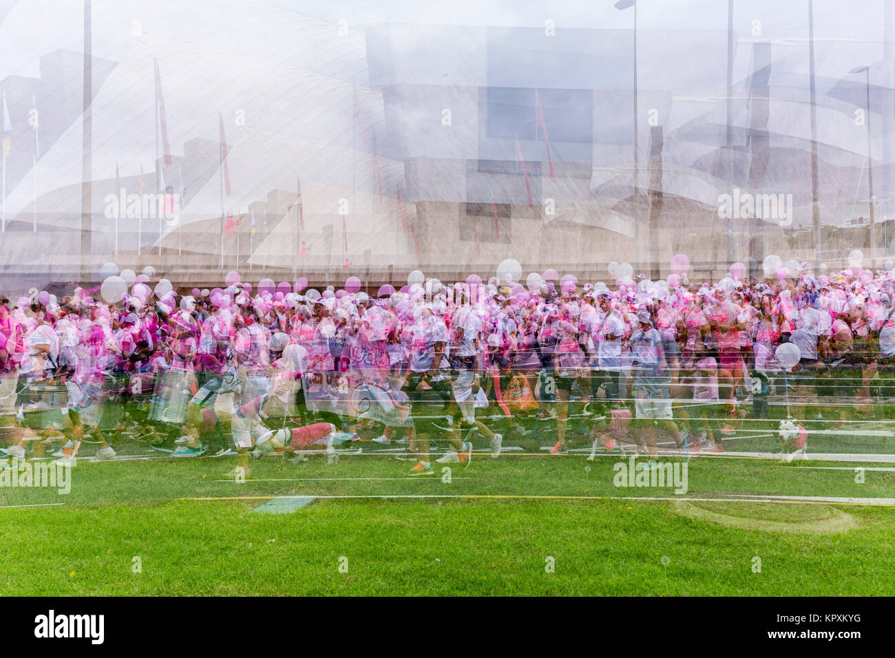 Playa de Las Americas, Tenerife, Spagna. Xvii Dec, 2017. Impressionistica immagini della passeggiata 4 Vita, Carrera Por la vida 2017. Migliaia di rosa rivestita di persone hanno camminato attraverso il villaggio di Playa de Las Americas il sollevamento di oltre € 20.000 euro per il cancro di beneficenza, amate e AECC. Foto Stock
