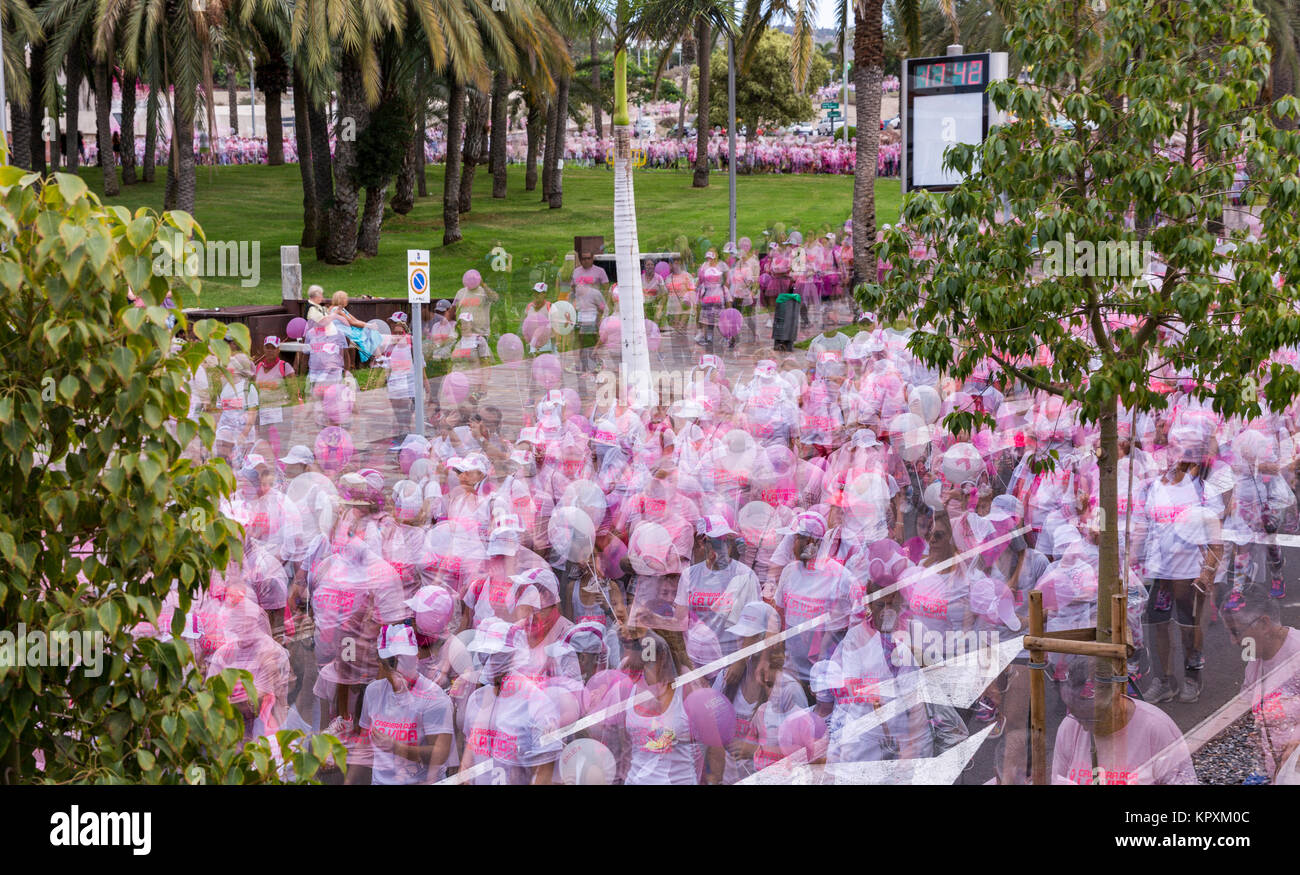 Playa de Las Americas, Tenerife, Spagna. Xvii Dec, 2017. Impressionistica immagini della passeggiata 4 Vita, Carrera Por la vida 2017. Migliaia di rosa rivestita di persone hanno camminato attraverso il villaggio di Playa de Las Americas il sollevamento di oltre € 20.000 euro per il cancro di beneficenza, amate e AECC. Foto Stock