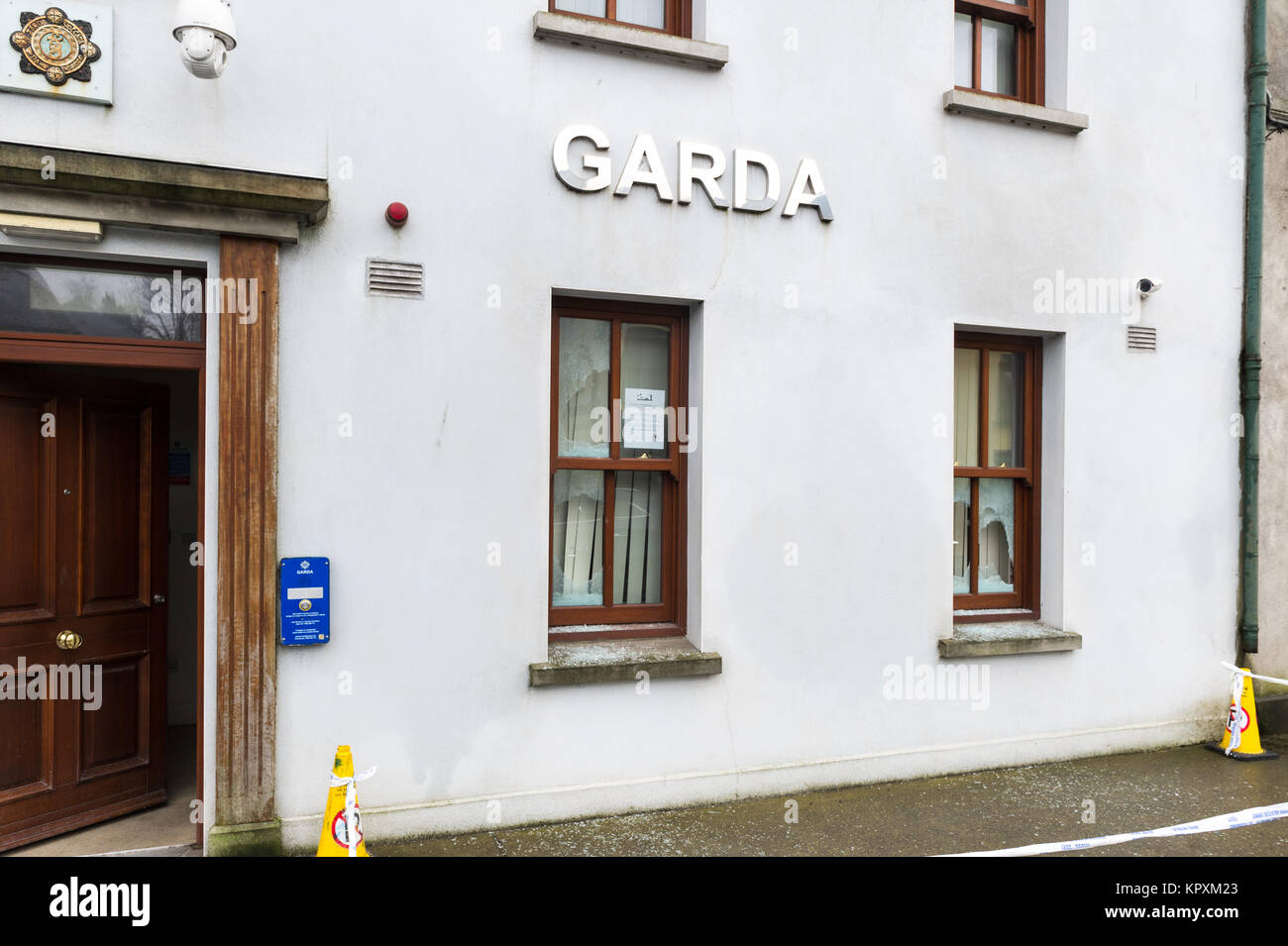 Dunmanway, Irlanda. 17 Dicembre 2017. La stazione di Garda di Dunmanway è stata attaccata durante la notte sabato 16 dicembre, con 4 finestre che si sono schiantate di conseguenza. Gardai dice che un'indagine è in corso. Foto: AG News/Alamy Live News. Foto Stock