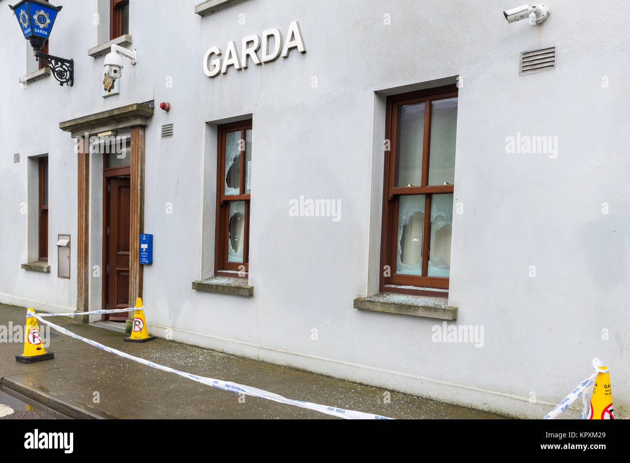 Dunmanway, Irlanda. 17 Dicembre 2017. La stazione di Garda di Dunmanway è stata attaccata durante la notte sabato 16 dicembre, con 4 finestre che si sono schiantate di conseguenza. Gardai dice che un'indagine è in corso. Foto: AG News/Alamy Live News. Foto Stock