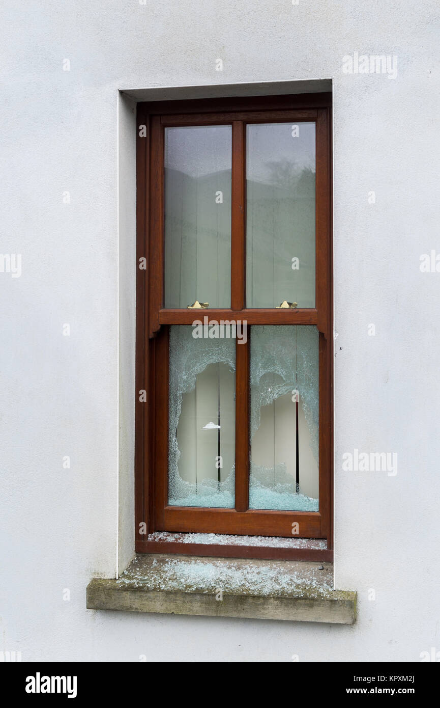 Dunmanway, Irlanda. 17 Dicembre 2017. La stazione di Garda di Dunmanway è stata attaccata durante la notte sabato 16 dicembre, con 4 finestre che si sono schiantate di conseguenza. Gardai dice che un'indagine è in corso. Foto: AG News/Alamy Live News. Foto Stock