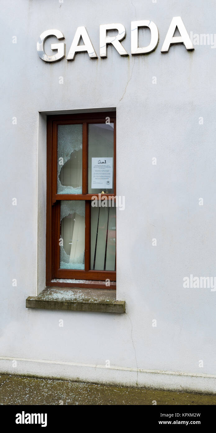 Dunmanway, Irlanda. 17 Dicembre 2017. La stazione di Garda di Dunmanway è stata attaccata durante la notte sabato 16 dicembre, con 4 finestre che si sono schiantate di conseguenza. Gardai dice che un'indagine è in corso. Foto: AG News/Alamy Live News. Foto Stock