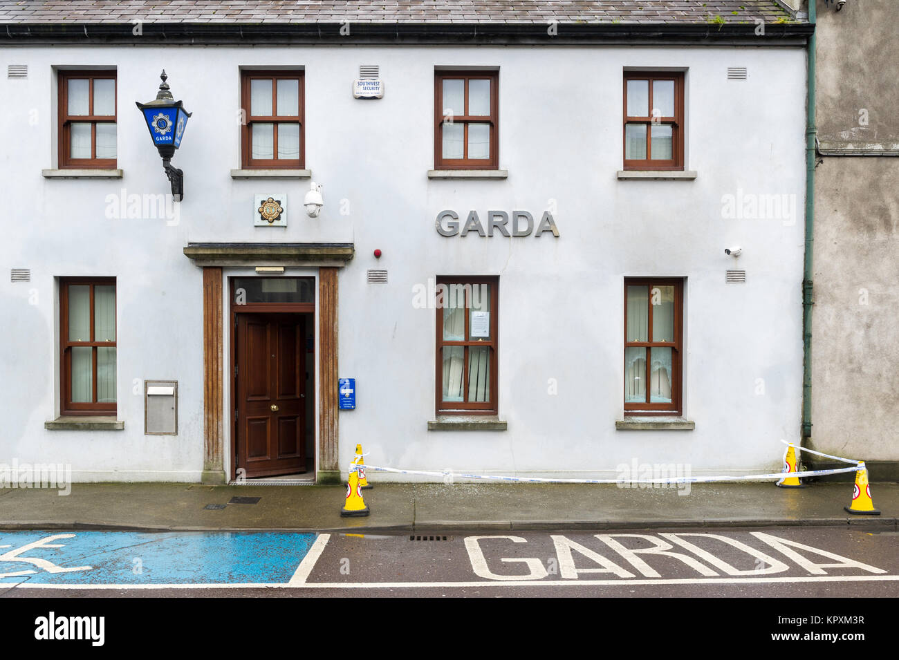 Dunmanway, Irlanda. 17 Dicembre 2017. La stazione di Garda di Dunmanway è stata attaccata durante la notte sabato 16 dicembre, con 4 finestre che si sono schiantate di conseguenza. Gardai dice che un'indagine è in corso. Foto: AG News/Alamy Live News. Foto Stock