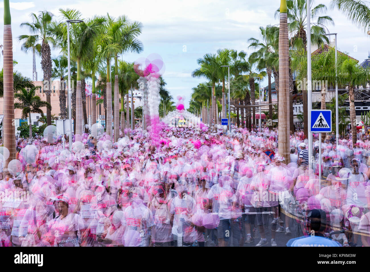 Playa de Las Americas, Tenerife, Spagna. Xvii Dec, 2017. Impressionistica immagini della passeggiata 4 Vita, Carrera Por la vida 2017. Migliaia di rosa rivestita di persone hanno camminato attraverso il villaggio di Playa de Las Americas il sollevamento di oltre € 20.000 euro per il cancro di beneficenza, amate e AECC. Foto Stock