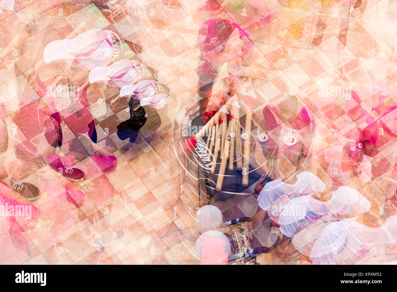 Playa de Las Americas, Tenerife, Spagna. Xvii Dec, 2017. Impressionistica immagini della passeggiata 4 Vita, Carrera Por la vida 2017. Migliaia di rosa rivestita di persone hanno camminato attraverso il villaggio di Playa de Las Americas il sollevamento di oltre € 20.000 euro per il cancro di beneficenza, amate e AECC. Foto Stock