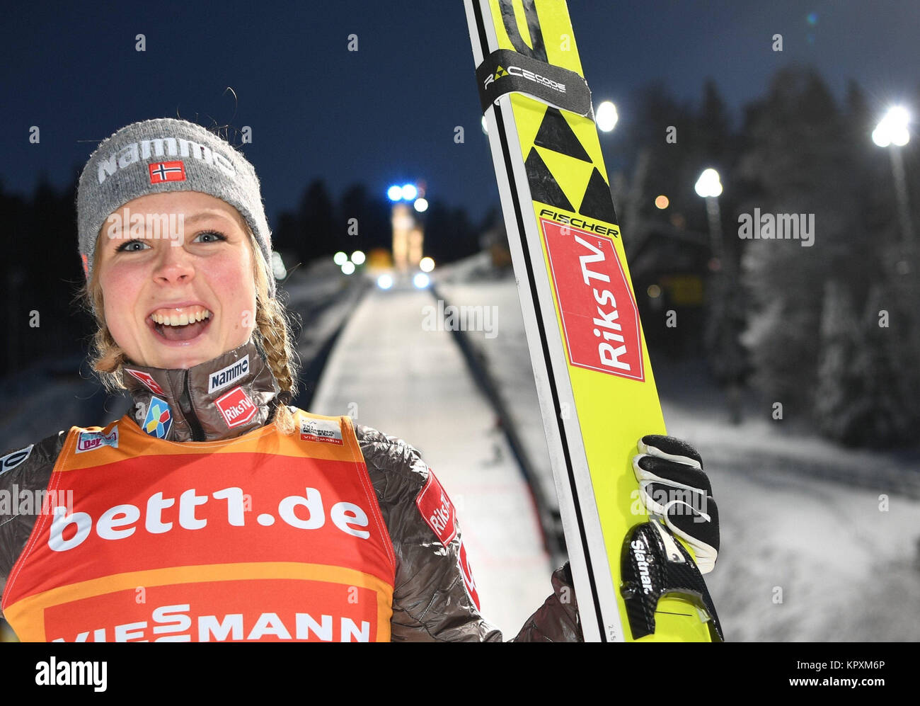 Hinterzarten in Germania. Xvii Dec, 2017. Maren Lundby dalla Norvegia per celebrare la sua vittoria al Signore FIS Ski Jumping World Cup di Hinterzarten, Germania, 17 dicembre 2017. Credito: Felix Kästle/dpa/Alamy Live News Foto Stock