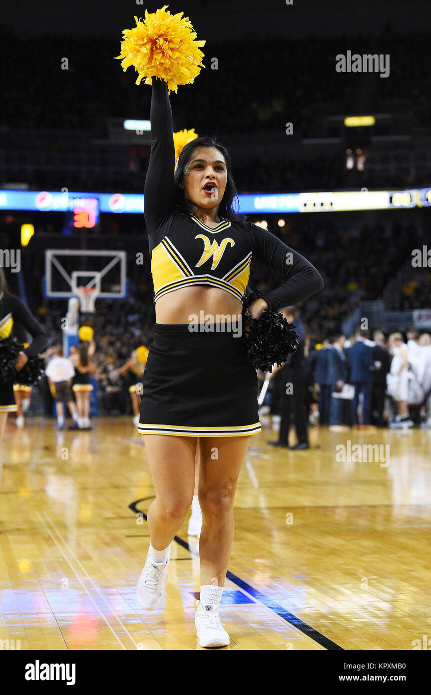 Wichita, Kansas, Stati Uniti d'America. Xvi Dec, 2017. A Wichita State Shockers cheerleader intrattiene durante un timeout durante il NCAA Pallacanestro tra l'Oklahoma Sooners e Wichita State Shockers a Intrust Bank Arena di Wichita, Kansas. Kendall Shaw/CSM/Alamy Live News Foto Stock