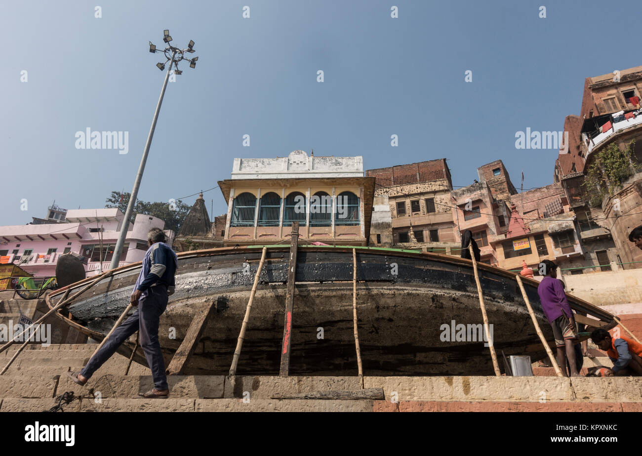 (171217) -- Varanasi (India), Dicembre 17, 2017 (Xinhua) -- uomini indiano costruire una imbarcazione a Varanasi, nord Stato indiano dell'Uttar Pradesh, a Dic. 17, 2017. (Xinhua/Tumpa Mondal) Foto Stock