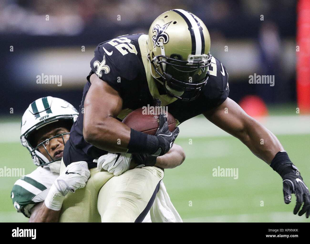 Dicembre 17, 2017 - New Orleans, Louisiana, Stati Uniti d'America - (da sinistra a destra) New York getti all'interno linebacker Darron Lee fascette per tenere giù New Orleans Saints running back Mark Ingram al Mercedes-Benz Superdome di New Orleans, in Louisiana USA il 17 dicembre 2017. (Credito Immagine: © Dan Anderson via ZUMA filo) Foto Stock