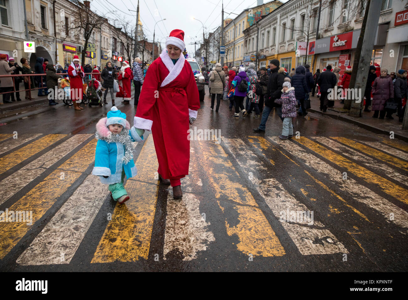 I partecipanti durante una vacanza annuale processione dei Padri di gelo (padri natale) sulla strada del centro città di Rybinsk, Yaroslavl Regione, Russia Foto Stock