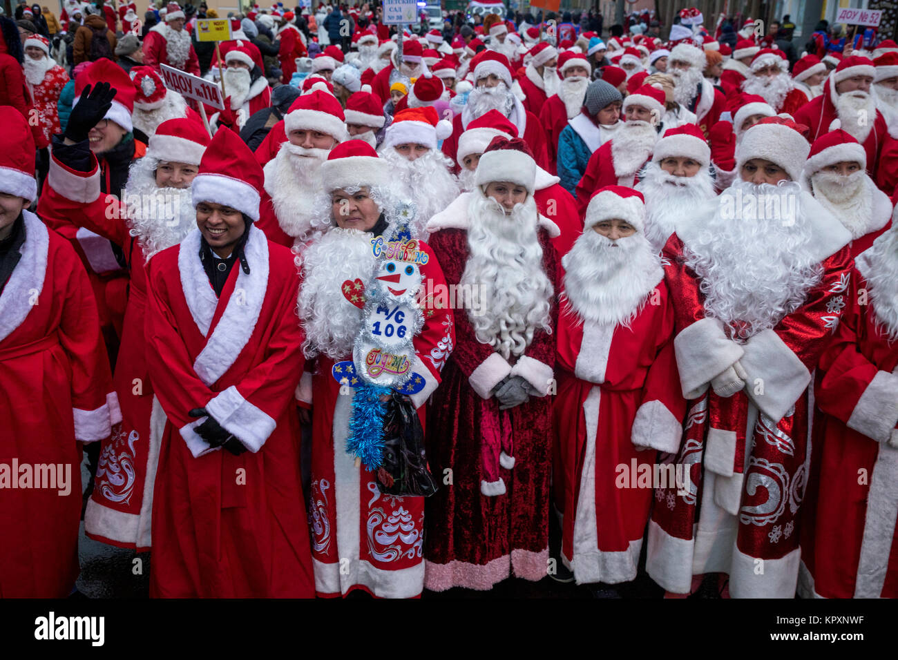 I partecipanti durante una vacanza annuale processione dei Padri di gelo (padri natale) sulla strada del centro città di Rybinsk, Yaroslavl Regione, Russia Foto Stock